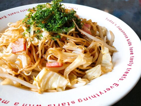 キャベツともやしとベーコンの焼きそば